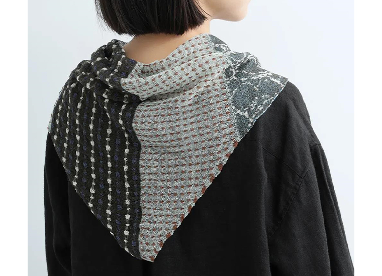 コットンドット三角ニットストール(ブルー)を首元に巻いたバックシルエット