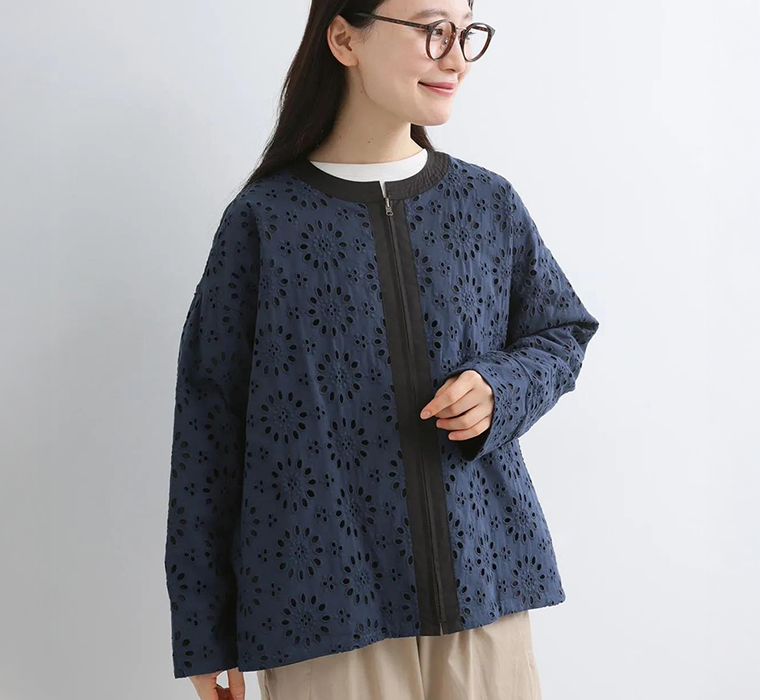 ADIEU TRISTESSE リバーシブルブルゾンを着用した上半身寄りカット