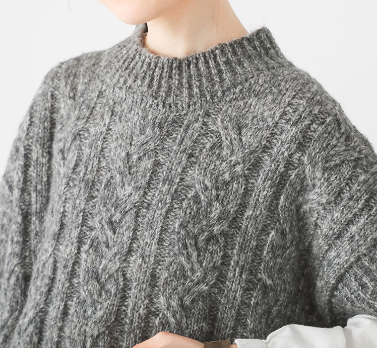 グレーのケーブル編みニットの編み目と素材感のディテールアップ
