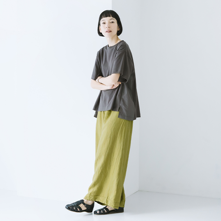 &yarn　サイド異素材切り替えプルオーバー　スミクロの着こなし　全身イメージ