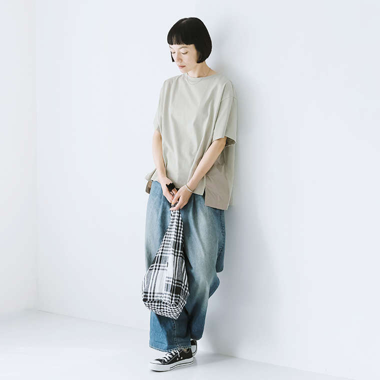 &yarn　サイド異素材切り替えプルオーバー　ライトグレーの着こなし　全身
