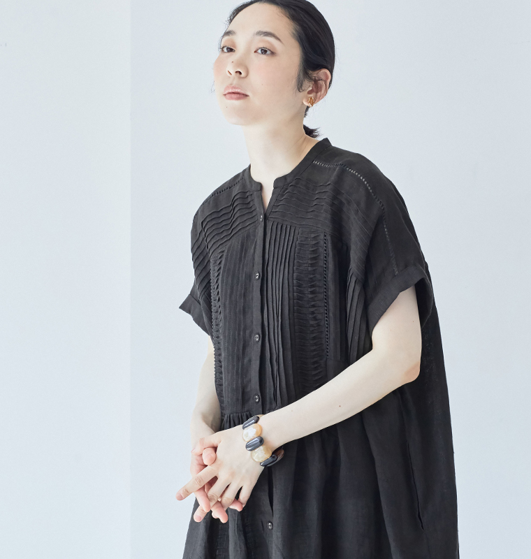 LUPILIEN by natulan【別注】リネンメニーピンタックワンピースブラックのカラーとデザイン