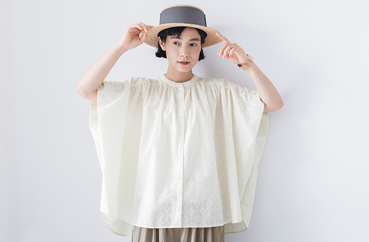&yarn 刺しゅうギャザーブラウス オフホワイトの上半身アップ