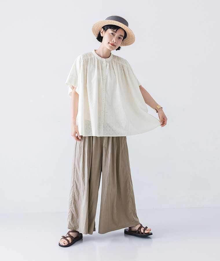 &yarn 刺しゅうギャザーブラウス オフホワイトの全身前