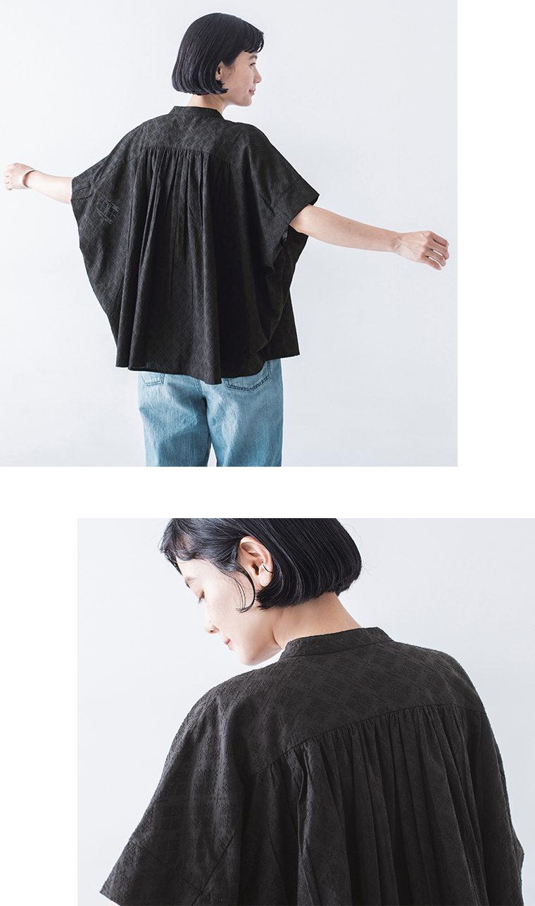 &yarn 刺しゅうギャザーブラウス ブラックのバックスタイル