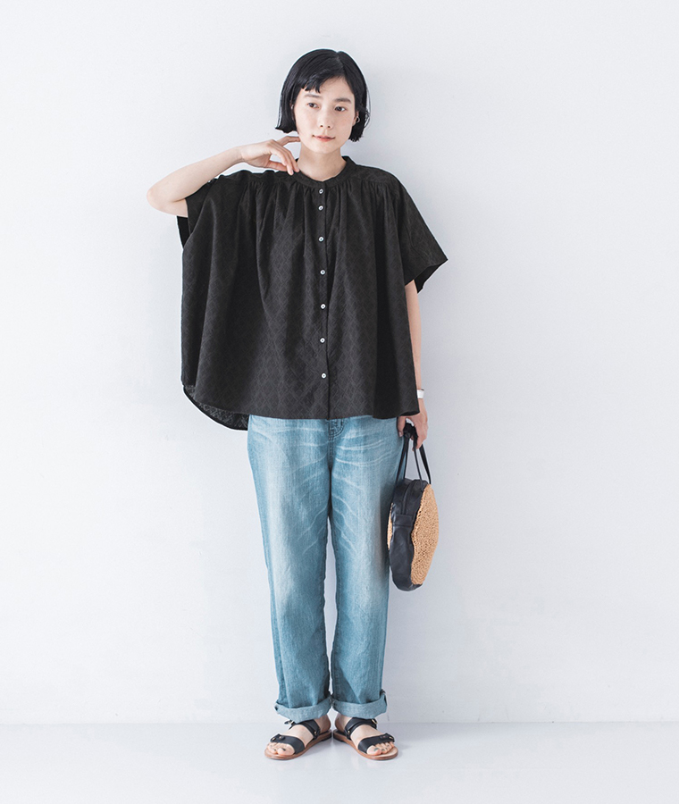 &yarn 刺しゅうギャザーブラウス ブラックの全身前