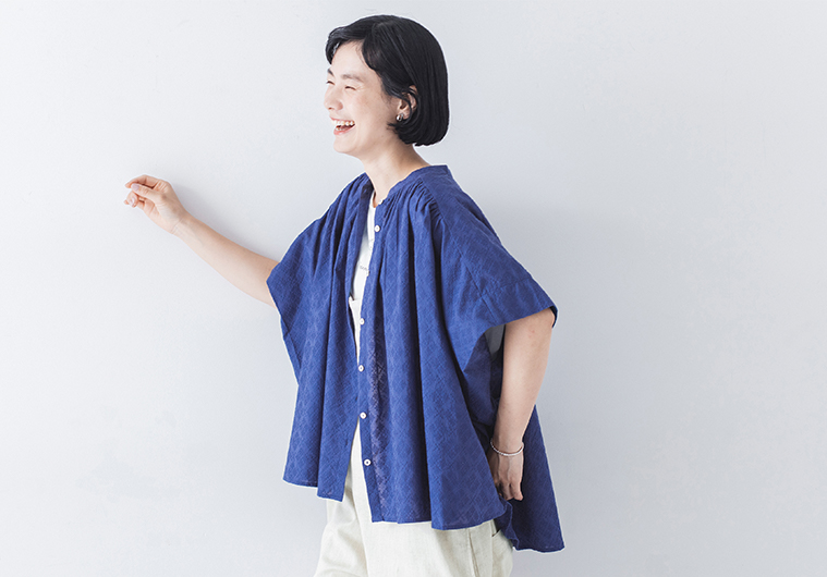 &yarn 刺しゅうギャザーブラウス ブルーの上半身斜め