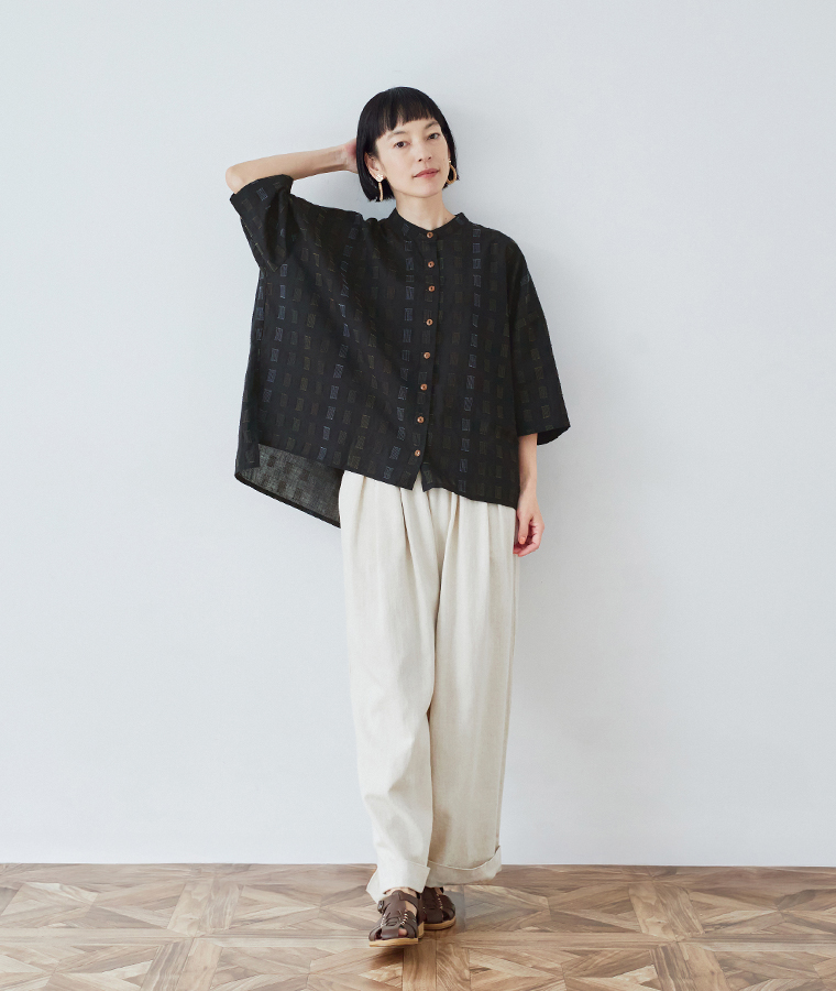 COLORK  ステッチ刺繍入りローンふわっとシャツ　パンツを合わせた着こなし