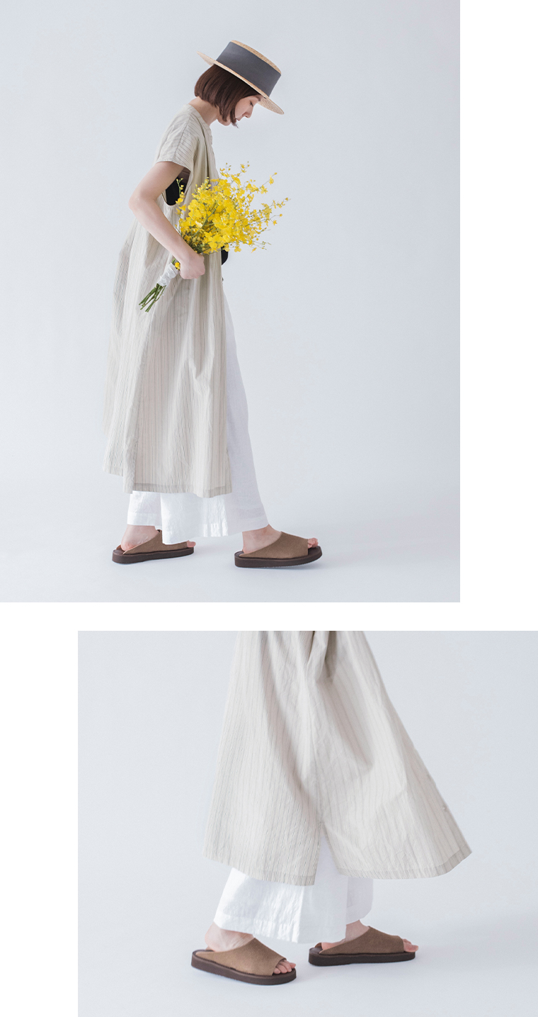&yarn わたしの大人服。 ストライプワンピース(ベージュ)の全身横と裾スリット
