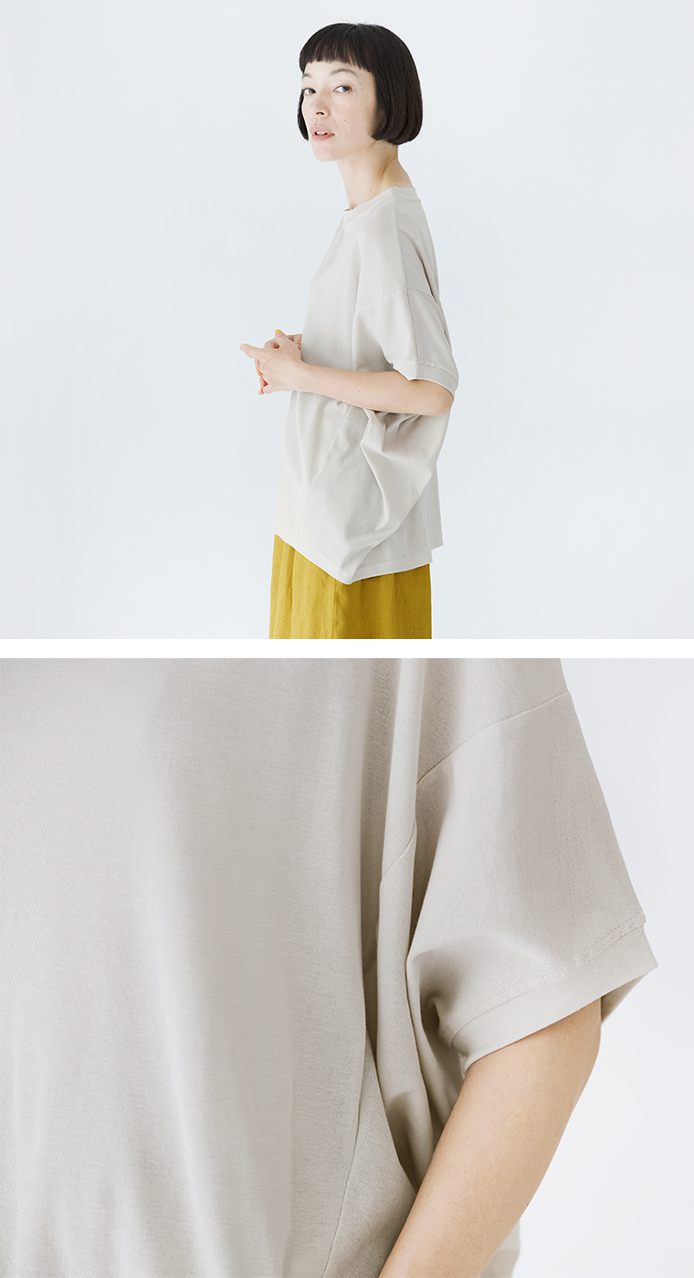 【 &yarn 】接触冷感バンザイＴシャツ グレージュ 上半身横から＆袖口寄り