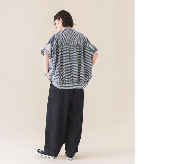 &yarn コットンリネンストライプシャツ ネイビー 全身後ろ