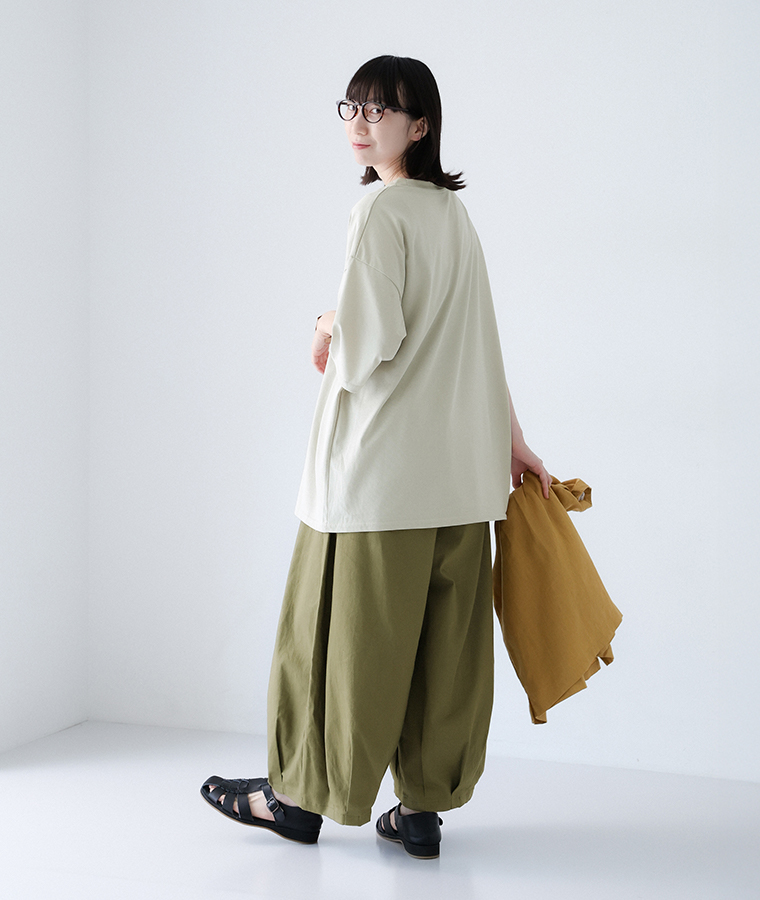 【 COLORK 】ツイルストレッチゆるっとパンツ 全身コーディネートバックスタイル