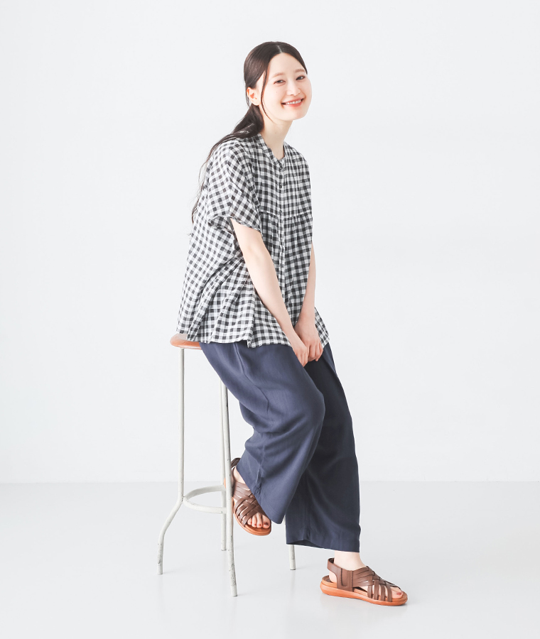 【 COLORK 】レーヨンリネンゆったり丸みパンツ 全身コーディネート座り