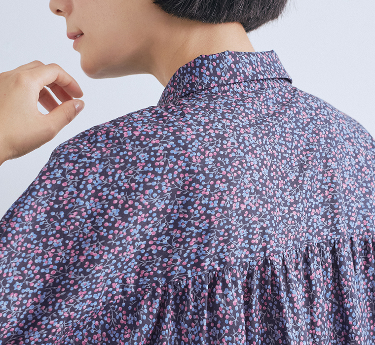 &yarn コットン花柄ブラウス ネイビー 後ろ寄り