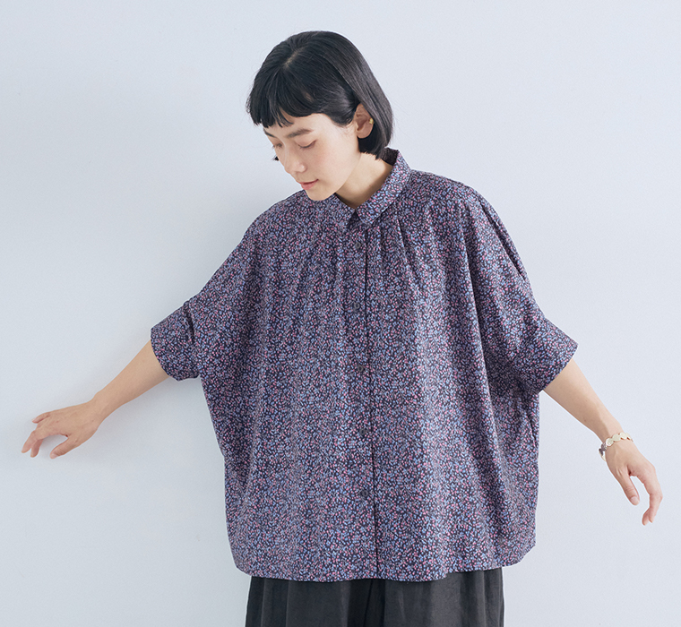 &yarn コットン花柄ブラウス ネイビー 上半身寄り