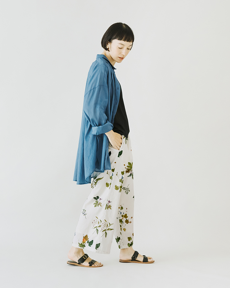 TUTIE.コットンリネンボタニカルプリントパンツアイボリーの裾のボリューム