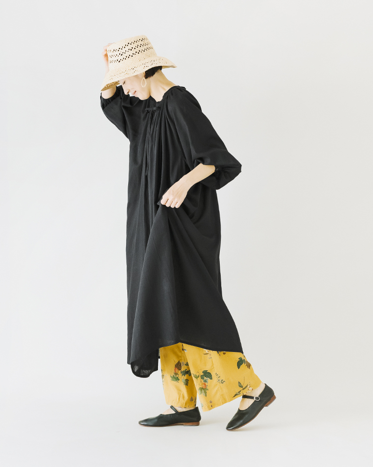 TUTIE.コットンリネンボタニカルプリントパンツマスタードのデザイン
