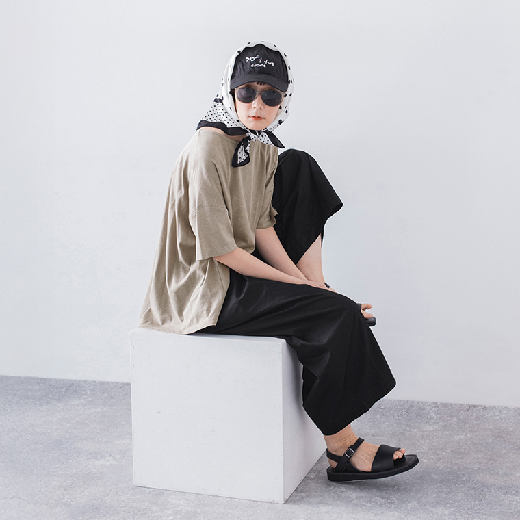 &yarn コットンリネン混バックフレアTシャツ グレージュ　座りカット