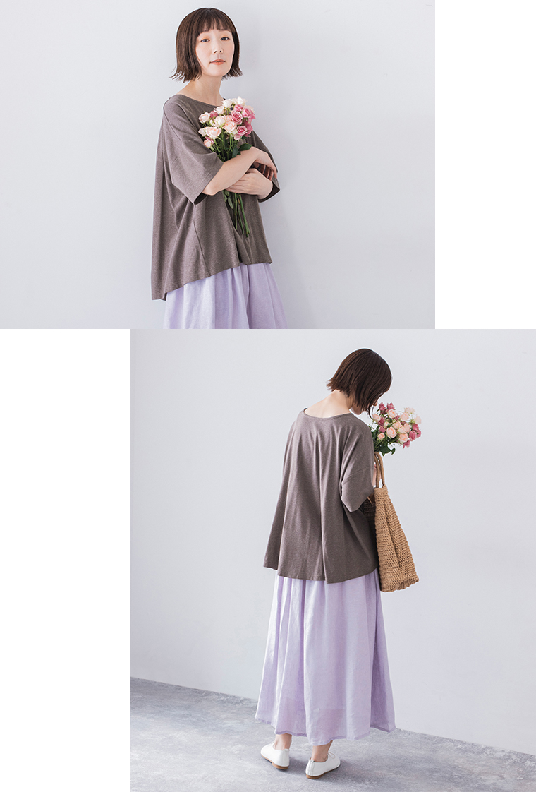 &yarn コットンリネン混バックフレアTシャツ モカ 全身と寄り後ろ
