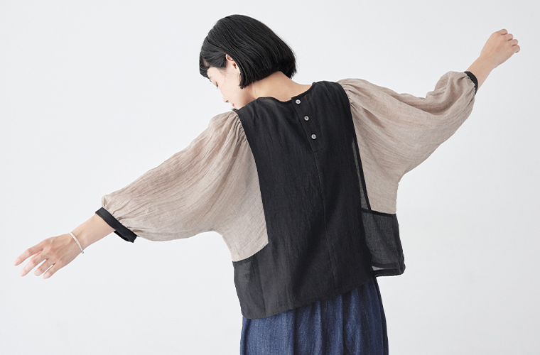 le ciel a temps doux コットン混ガーゼシャンブレーブラウス ブラック 上半身寄り後ろ
