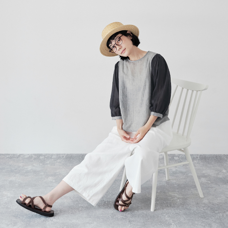 le ciel a temps doux コットン混ガーゼシャンブレーブラウス グレー 全身座り