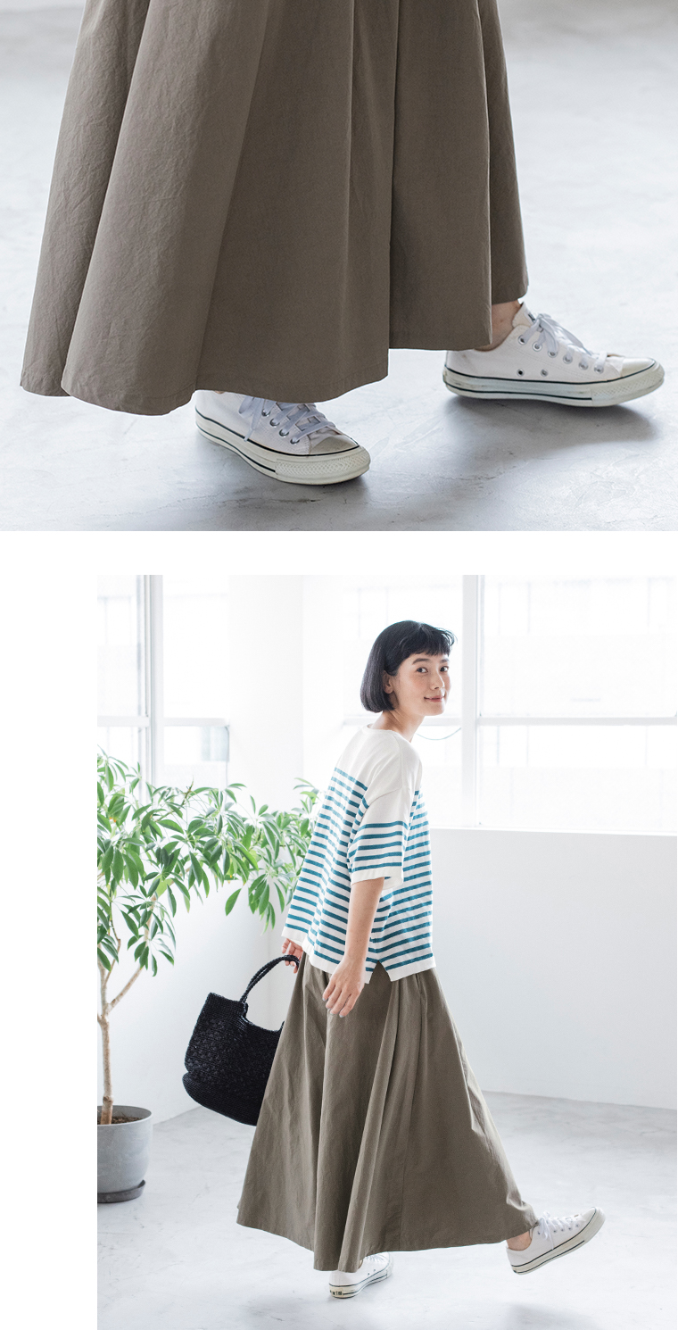 &yarn ワイドギャザーパンツ(グレー)の裾アップと全身ななめ