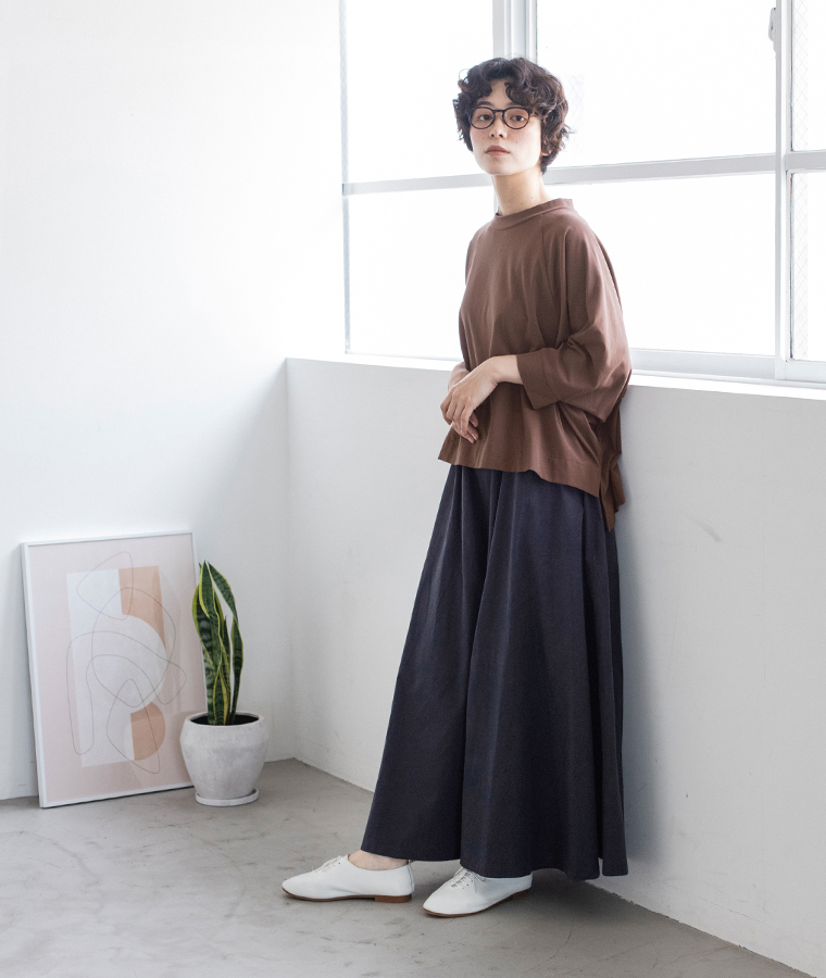 &yarn ワイドギャザーパンツ(ネイビー)の座全身ななめ