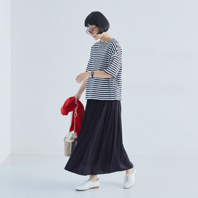 sosotto  アンティークサテンプリーツスカート　ネイビー　横のシルエット