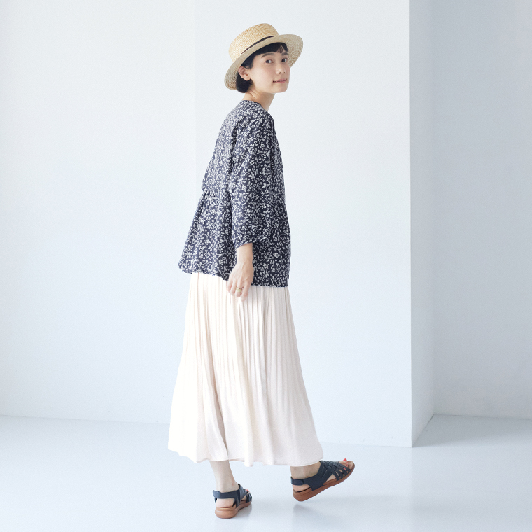 sosotto  アンティークサテンプリーツスカート　オフホワイト　後ろのシルエット