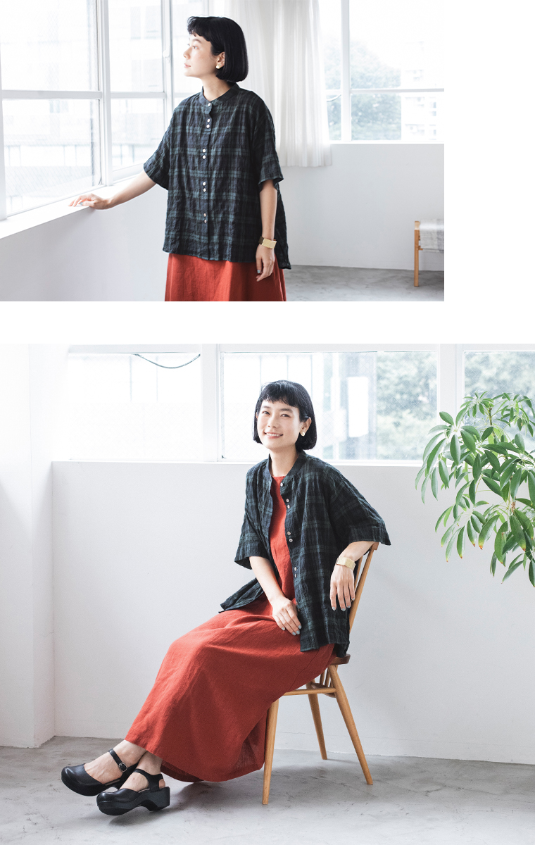 D*g*y  別注｜シャーリングシアーチェック柄シャツ　ブラックウォッチ　正面　座ったイメージ