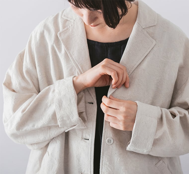 le ciel a temps doux 別注｜ボタニカル柄ジャカード ワイドジャケットキナリの袖丈と袖口のスリット