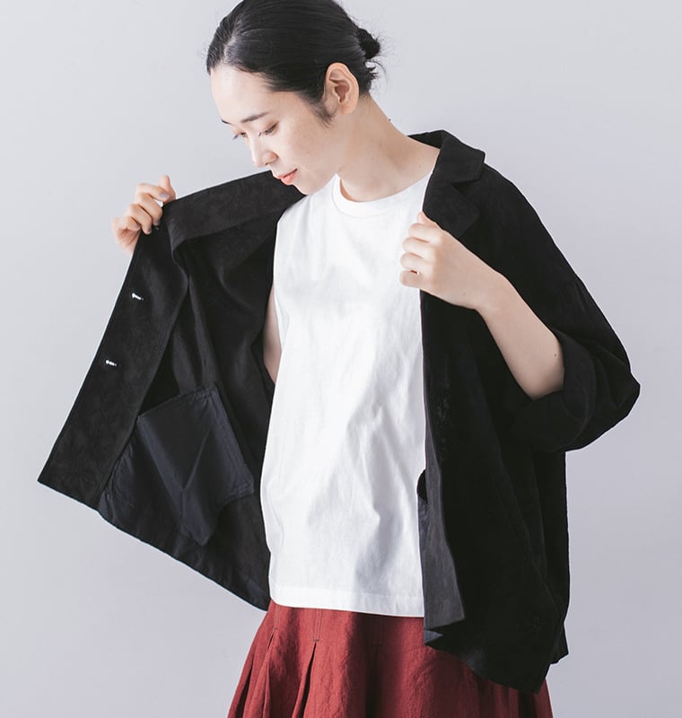 le ciel a temps doux 別注｜ボタニカル柄ジャカード ワイドジャケットブラックのタンクトップを合わせと裏地、アウターアレンジ