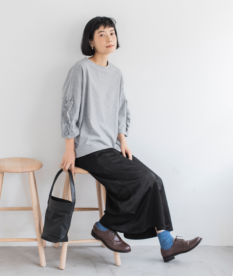 nop de nod フリル6分袖Tシャツ(グレー)の全身座ったカット