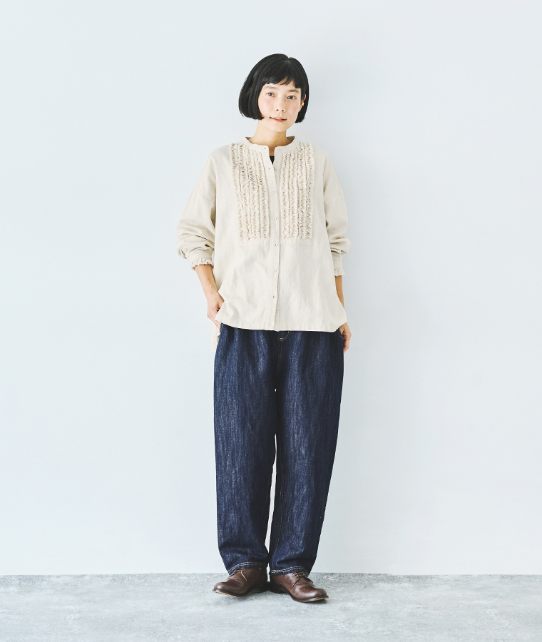 ista-ire　コットンリネンデニムパンツ ブラウス合わせ 全身前