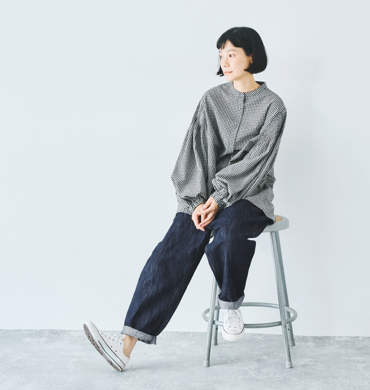 ista-ire　コットンリネンデニムパンツ ブラウス合わせ 裾折 座り