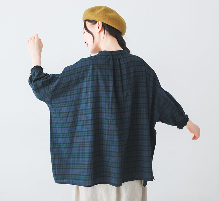 【 m.n 】別注｜コットンピンタックブラウス ブラックウォッチ バックスタイル