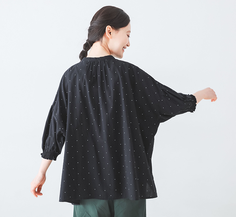 【 m.n 】別注｜コットンピンタックブラウス ドット バックスタイル