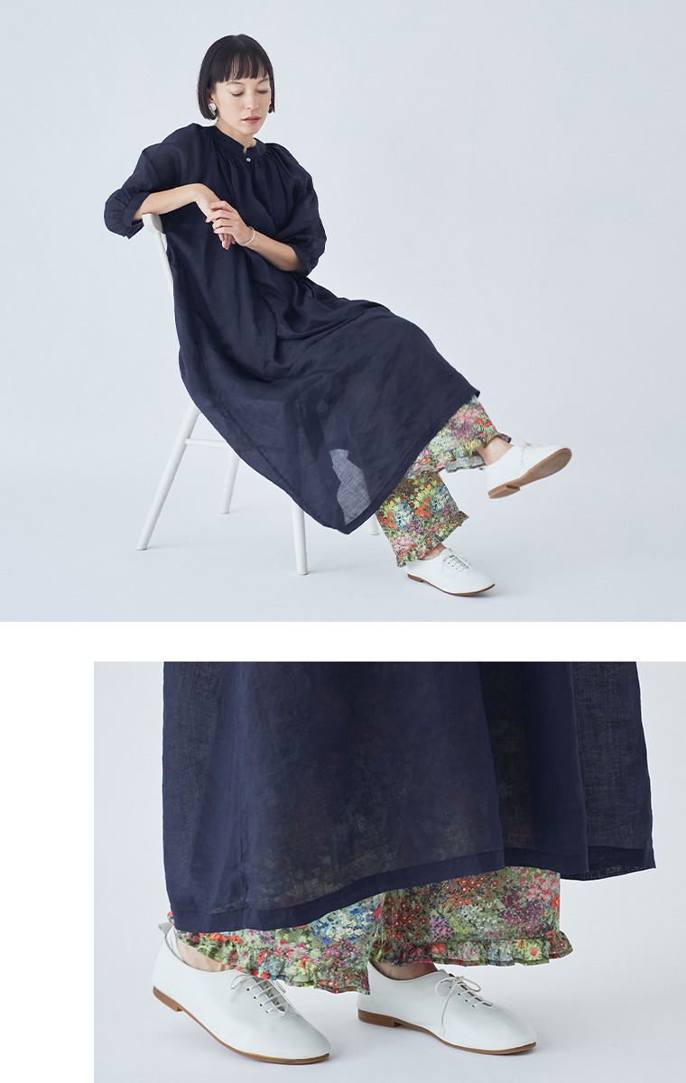 &yarn コットン総柄ワイドパンツ 　座ったイメージ、裾アップ