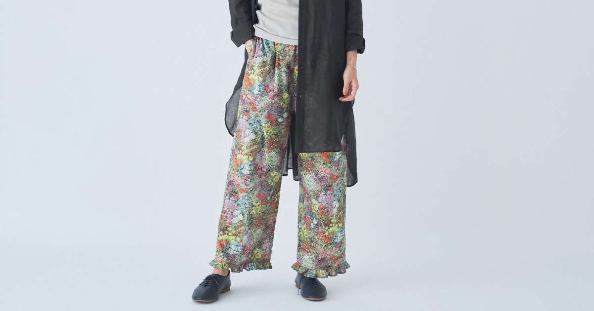 水彩画のようにやさしく彩る【 &yarn 】大人のための花柄パンツ