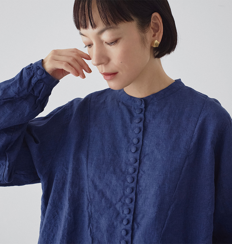 ICHI Antiquitesリネンインディゴドレスシャツのバンドカラーとくるみボタン