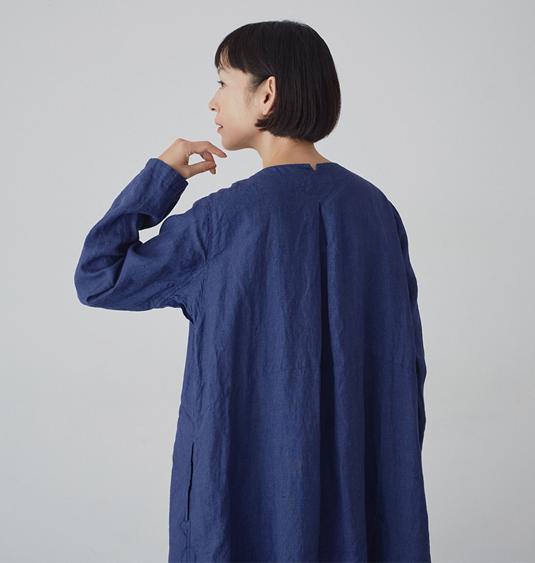 ICHI Antiquitesリネンインディゴワンピースの後ろのタックとスリット