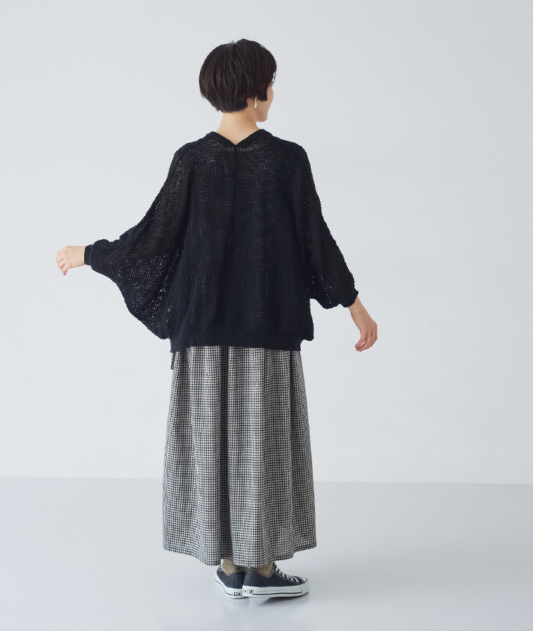 &yarn ドルマンニットカーディガン(ブラック)ワンピース合わせの全身後ろ