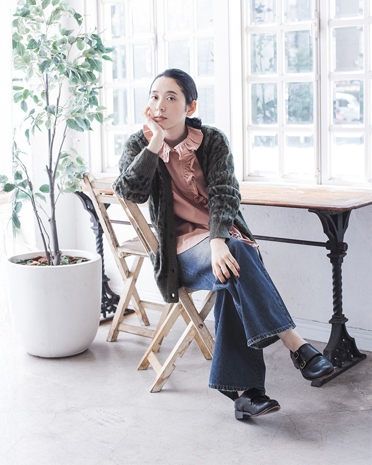 ichi ピーチワッシャー前立てフリルシャツ ピンクの重ね着