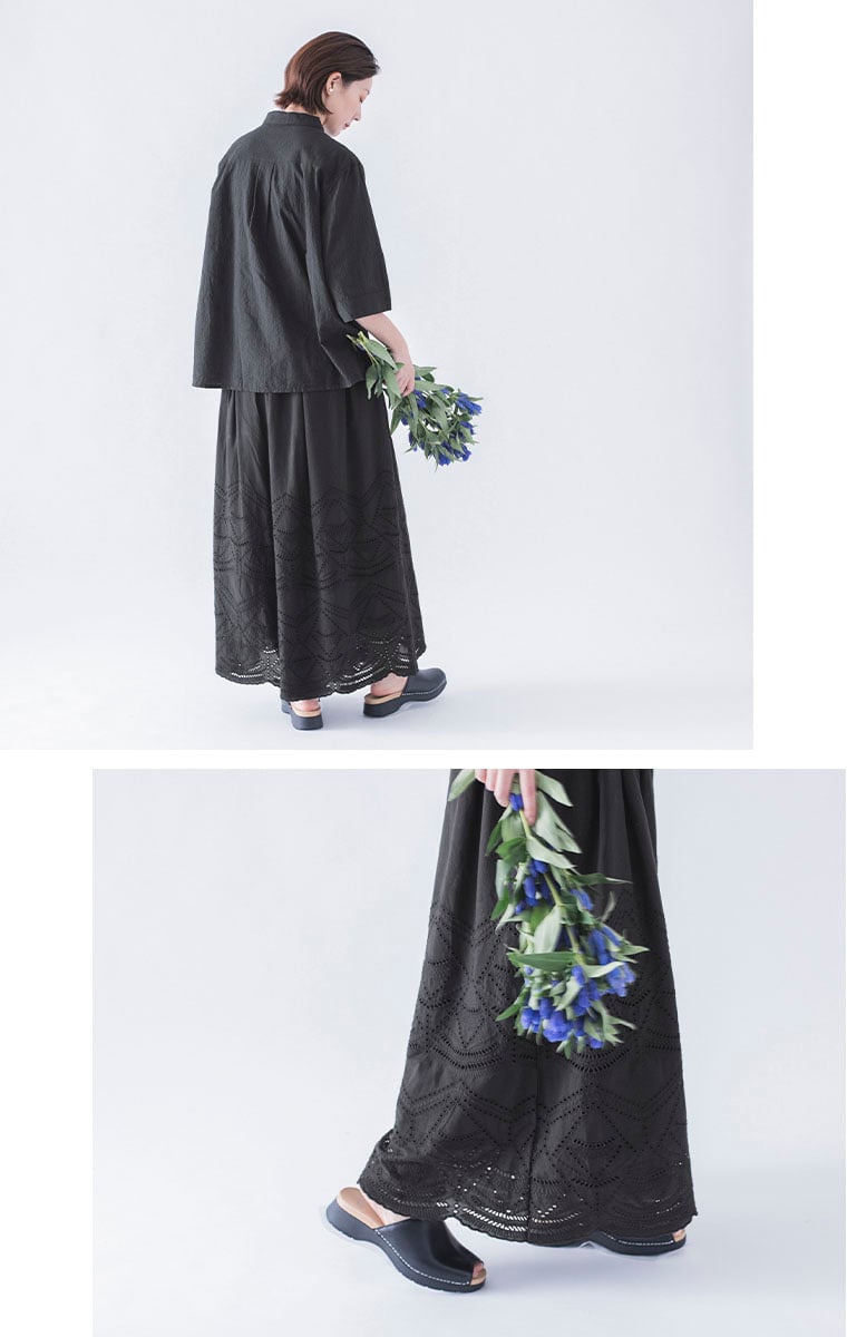 &yarn  カットワークレースワイドパンツ　全身後ろと裾寄り