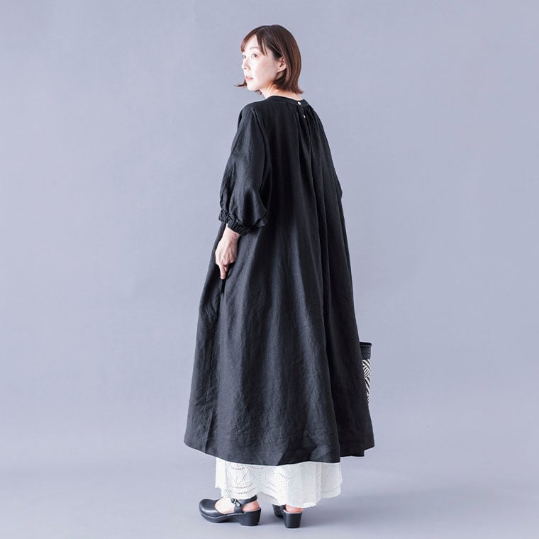 &yarn  カットワークレースワイドパンツ　ホワイト　ワンピースコーデ　後ろ