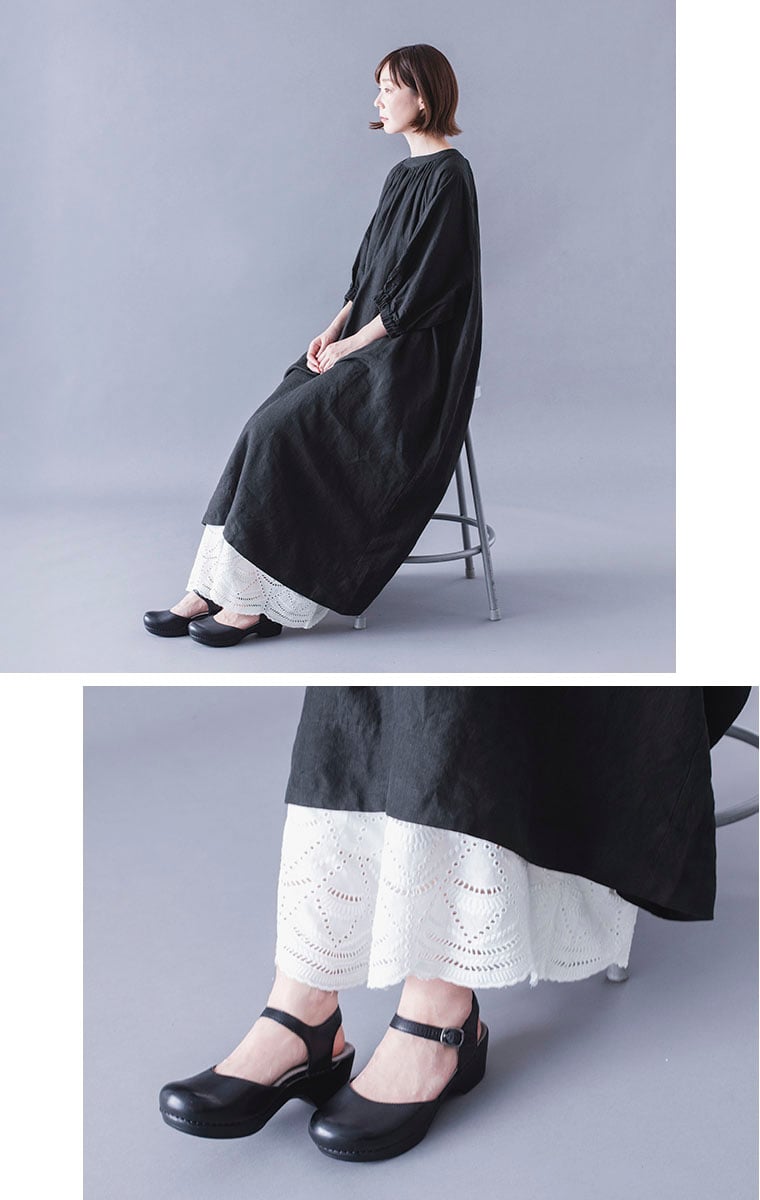 &yarn  カットワークレースワイドパンツ　ホワイト　ワンピースコーデ　座ったイメージと裾寄り