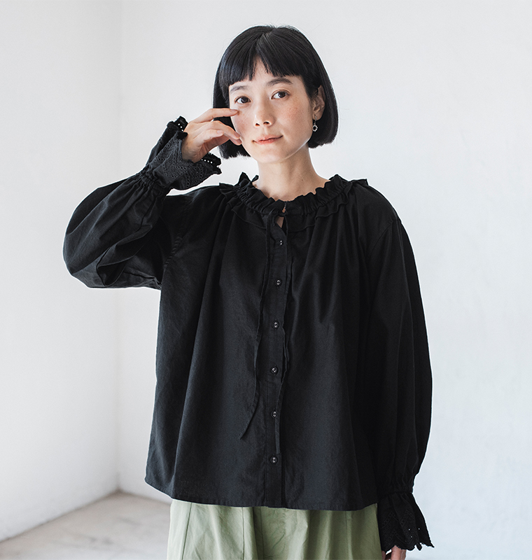D*g*y 別注｜袖スカラップ刺繍ブラウスブラックのフリルとカラー