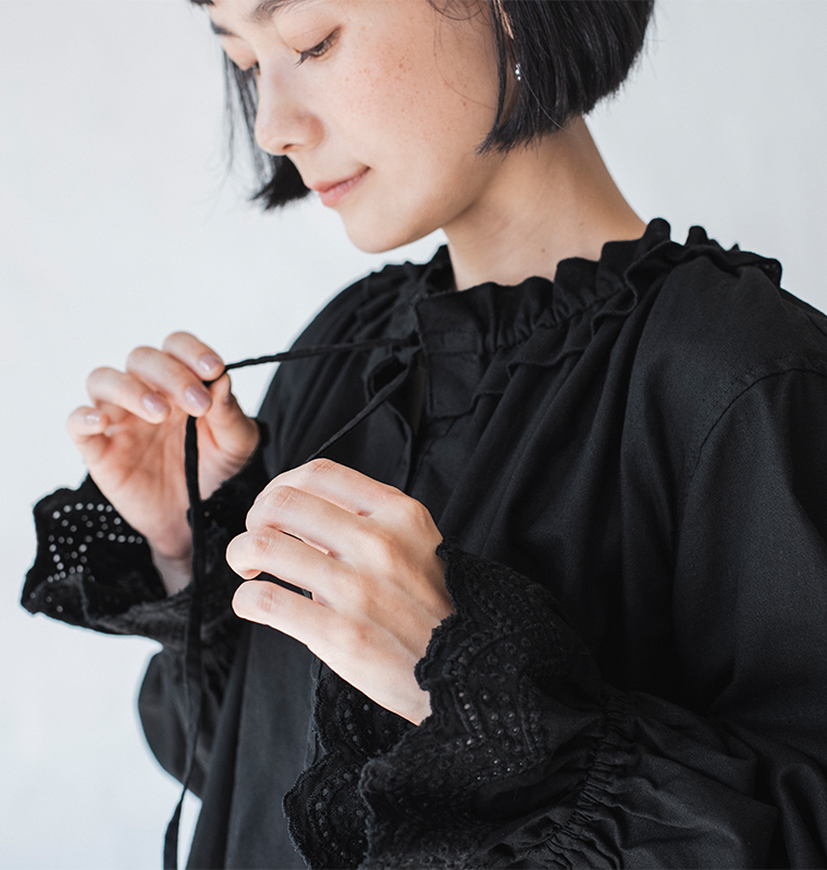 D*g*y 別注｜袖スカラップ刺繍ブラウスブラックのスカラップ刺しゅう