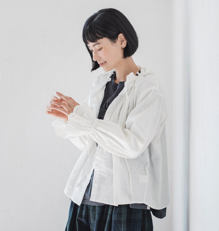 D*g*y 別注｜袖スカラップ刺繍ブラウスホワイトの素材