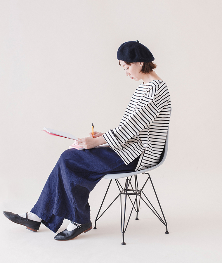 &yarn ボーダーロングスリーブプルオーバー(キナリ×ブラック)の座ったカット